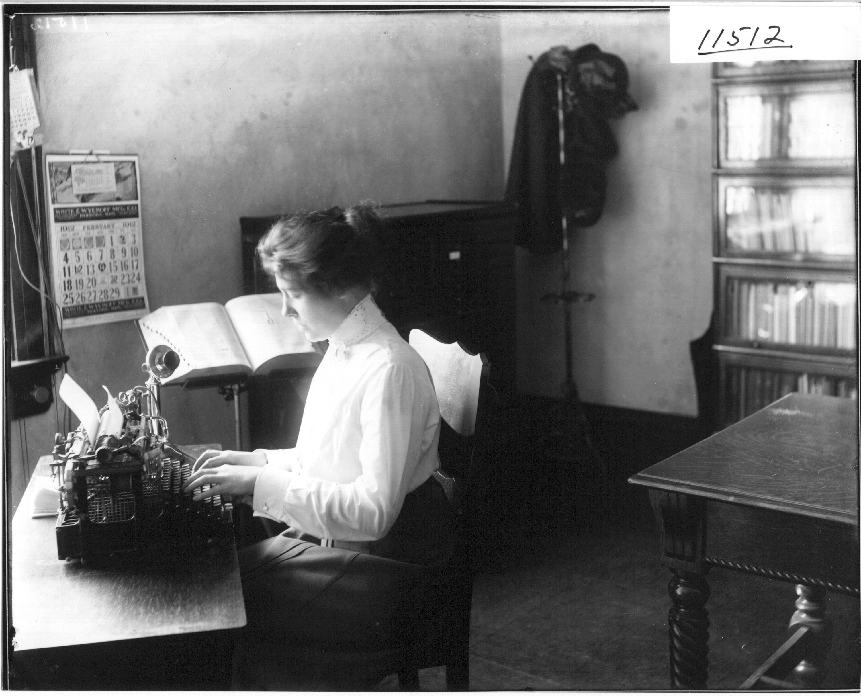 Sekretarka przy maszynie do pisania w biurze, fotografia archiwalna z 1912 roku