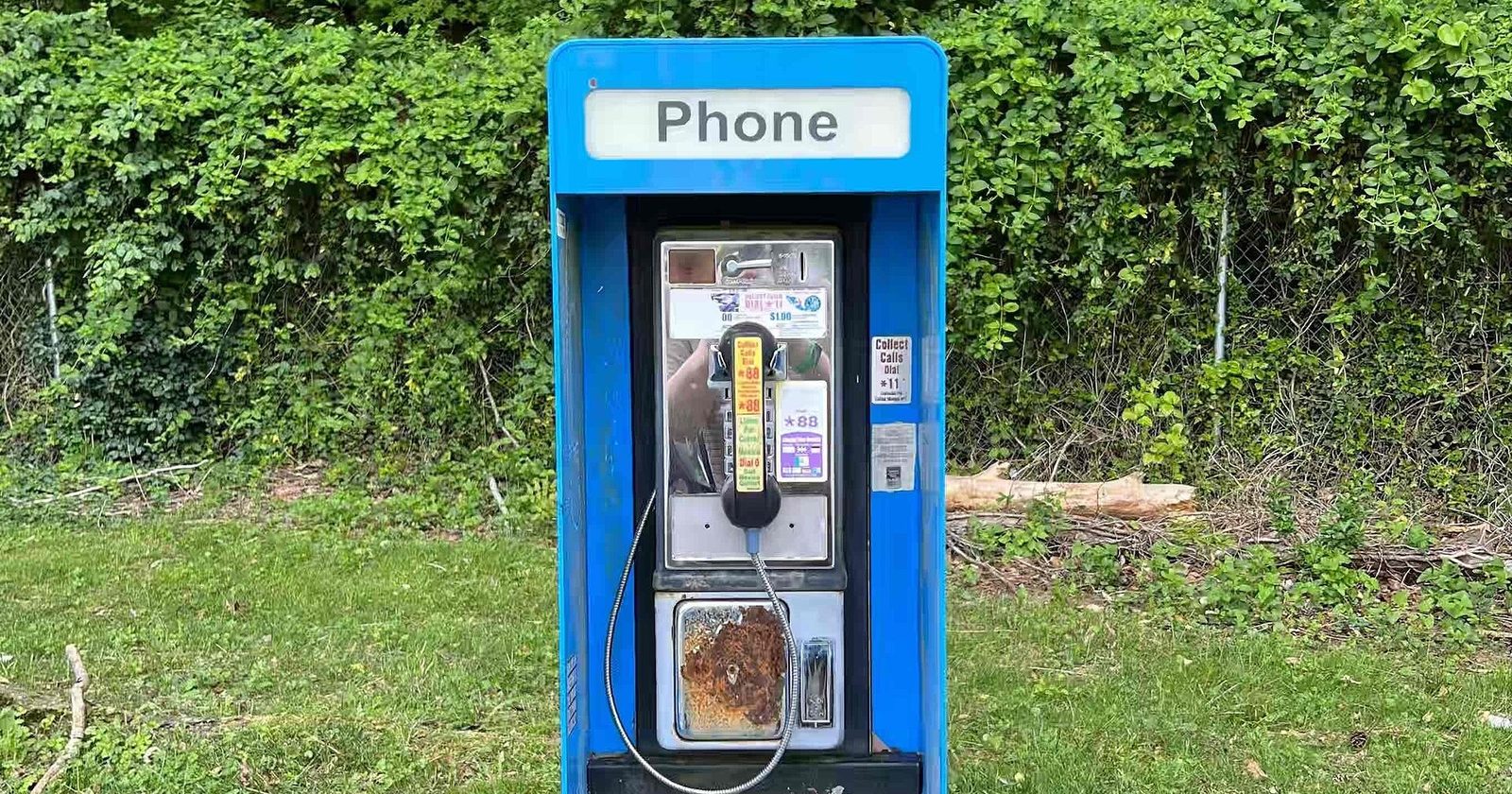 Uliczny automat telefoniczny — metafora telefonu zaufania