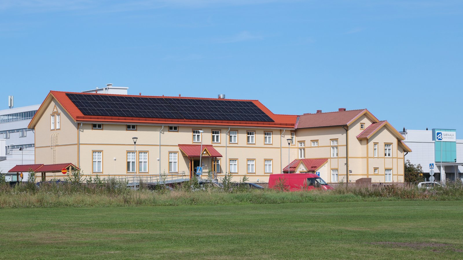 Sala położnicza w szpitalu — łóżko porodowe, stanowisko do opieki nad noworodkiem i sprzęt medyczny